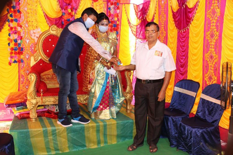 গ্রামবাসীকে করোনা সচেতন করে মাস্ক-স্যানিটাইজার বিলি নবদম্পতির - West Bengal News 24
