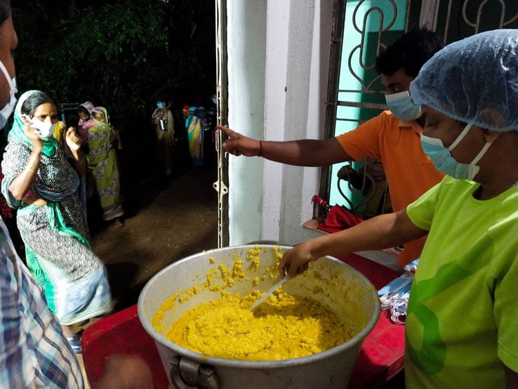 ঝড়-বৃষ্টিতে দুর্গতদের পাশে খালশিউলির যাদব - West Bengal News 24