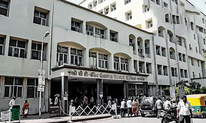 হাসপাতালের চার তলা থেকে লাফিয়ে পড়ে আত্মহত্যা দুই করোনা রোগীর - West Bengal News 24