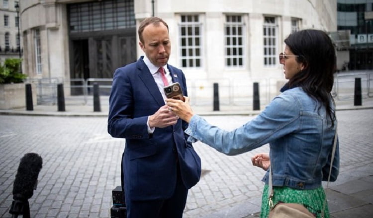 সহকর্মীকে চুমু, সমালোচনায় ব্রিটিশ স্বাস্থ্যমন্ত্রীর পদত্যাগ - West Bengal News 24