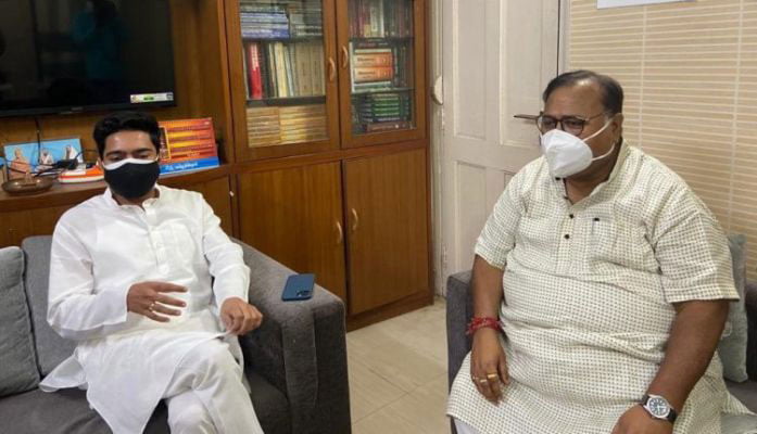 ‘গুরুদায়িত্ব’ পেয়েই আশীর্বাদ নিতে পার্থর বাড়িতে অভিষেকে, মিষ্টি নিয়ে গেলেন পার্থর বাড়ি - West Bengal News 24