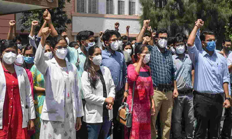 madhya pradesh doctors strike : করোনা আবহেই মধ্যপ্রদেশে ৩ হাজার জুনিয়র ডাক্তারের পদত্যাগ - West Bengal News 24