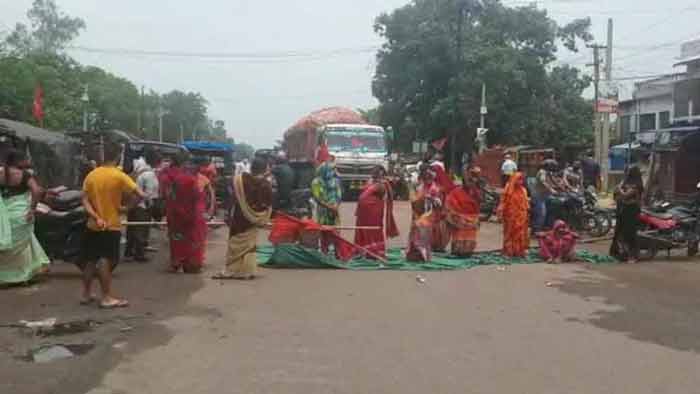 স্বামী দ্বিতীয় বিয়ে করেছে, বিচার চেয়ে হাইওয়েতে ধর্নায় স্ত্রী - West Bengal News 24