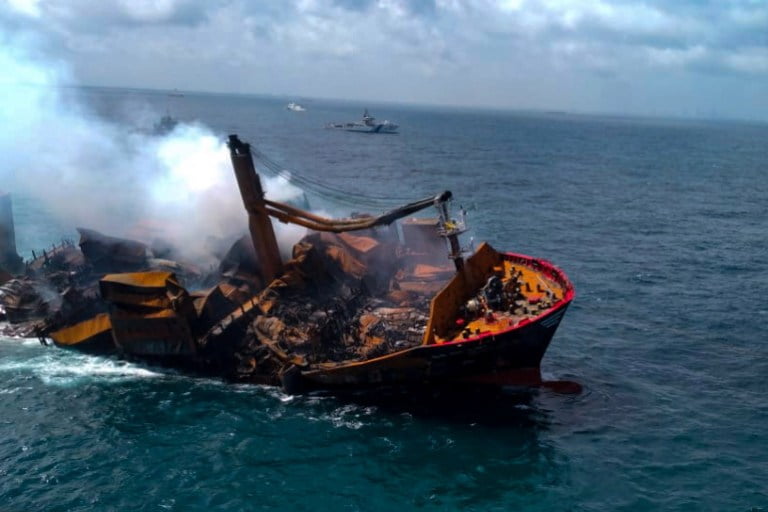শ্রীলঙ্কায় ডুবছে তেলবাহী জাহাজ, ভয়াবহ পরিবেশ বিপর্যয়ের শঙ্কা - West Bengal News 24 শ্রীলঙ্কায় ডুবছে তেলবাহী জাহাজ, ভয়াবহ পরিবেশ বিপর্যয়ের শঙ্কা - West Bengal News 24