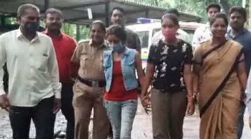 অভিনব কায়দায় কয়েক লক্ষ টাকা চুরি! গ্রেফতার দুই অভিনেত্রী - West Bengal News 24