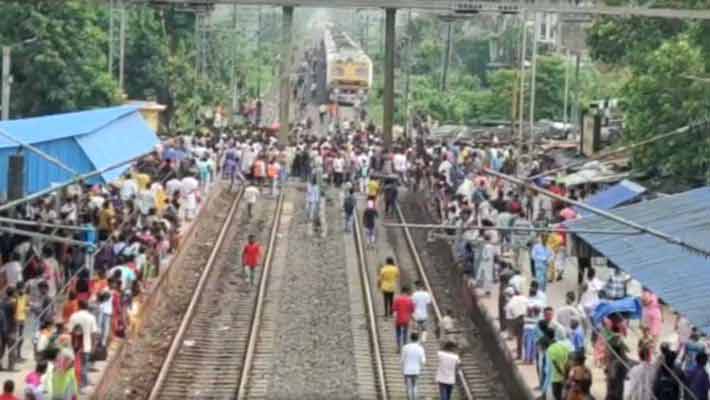 লোকাল ট্রেনের দাবিতে বিক্ষোভ, ধুন্ধুমার মল্লিকপুর স্টেশন, ভাঙচুর পুলিশের গাড়ি - West Bengal News 24