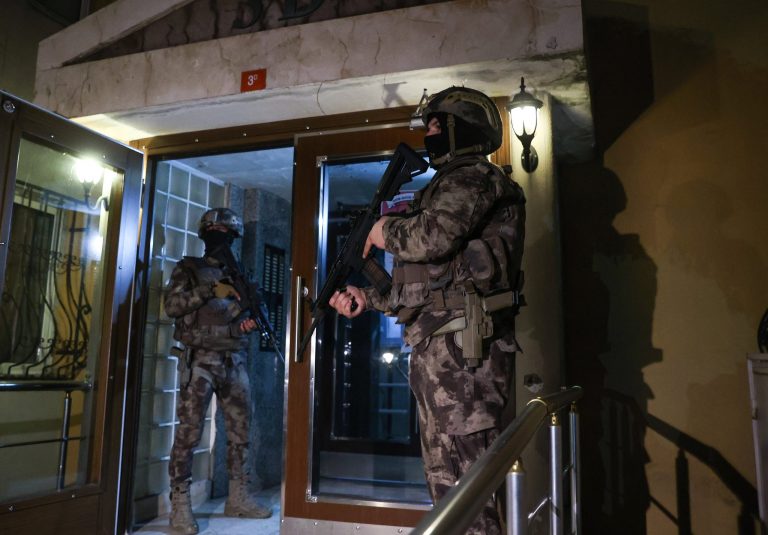 তুরস্কে সন্ত্রাসবিরোধী অভিযানে গ্রেফতার ১৪ - West Bengal News 24 তুরস্কে সন্ত্রাসবিরোধী অভিযানে গ্রেফতার ১৪ - West Bengal News 24