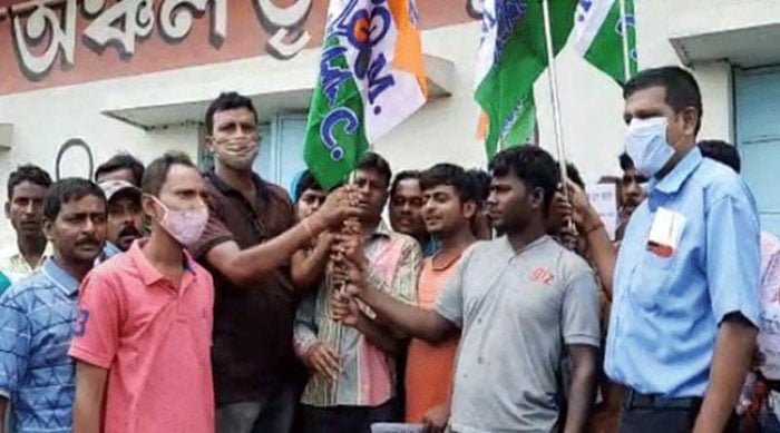 ফের ভাঙন বিজেপিতে, ৩০০ বিজেপি কর্মী যোগ দিলেন তৃণমূলে - West Bengal News 24