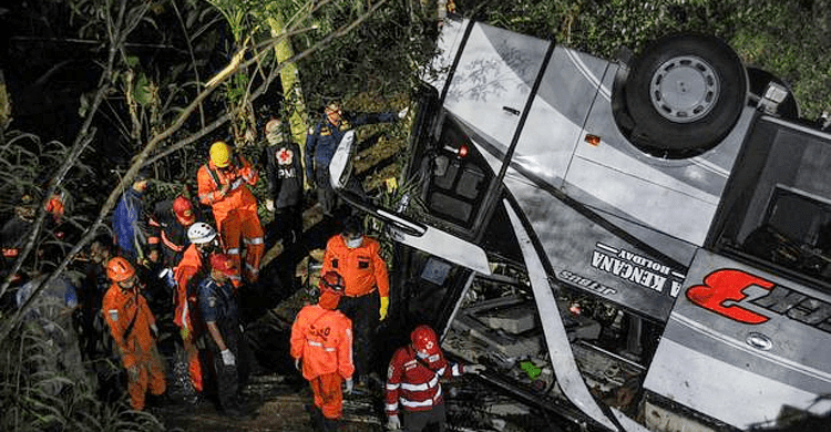 পাকিস্তানে বাস উল্টে নিহত ১৮ - West Bengal News 24