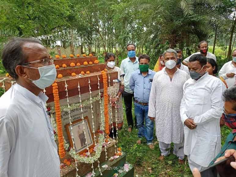 শহীদ তৃণমূল কর্মী ফিরদৌসের মৃত‍্যু বার্ষিকী পালন : শ্রদ্ধা জানালেন বিধায়ক সহ ব্লক নেতৃত্ব - West Bengal News 24