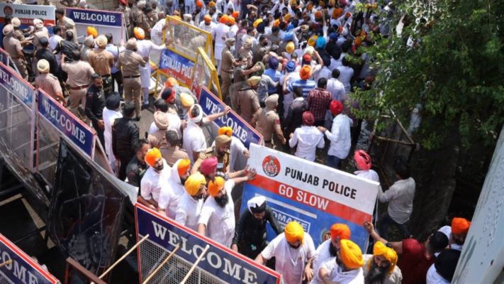 মুখ্যমন্ত্রীর বাড়ির সামনেই ধুন্ধুমার, পাঞ্জাব পুলিশের হাতে গ্রেফতার অকালি দল প্রধান - West Bengal News 24