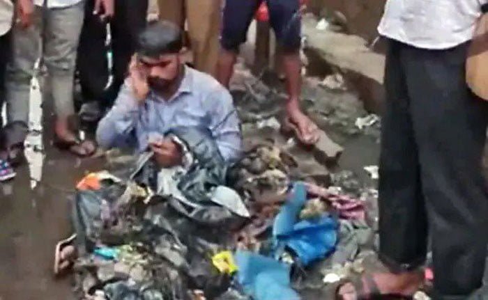 রাস্তায় কনট্রাক্টরকে বসিয়ে মাথায় নর্দমার ময়লা ঢেলে দিলেন শিবসেনা নেতা - West Bengal News 24 রাস্তায় কনট্রাক্টরকে বসিয়ে মাথায় নর্দমার ময়লা ঢেলে দিলেন শিবসেনা নেতা - West Bengal News 24