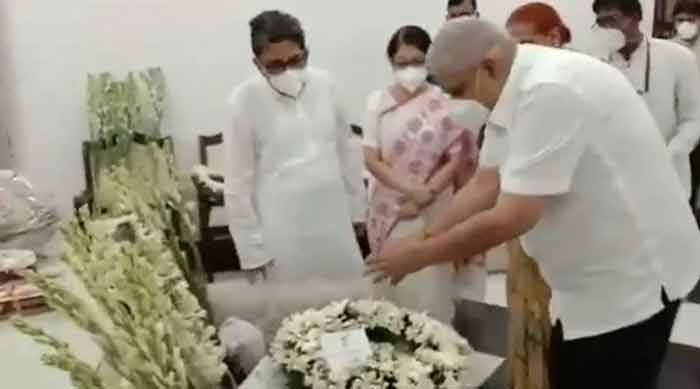 সদ্য মাতৃহারা আলাপন বন্দ্যোপাধ্যায়কে সান্ত্বনা দিতে তাঁর বাড়িতে সস্ত্রীক রাজ্যপাল - West Bengal News 24