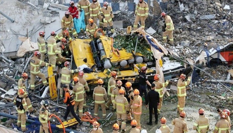 দক্ষিণ কোরিয়ায় ভবন ধসে পরে বাসের উপর,৯ জনের প্রাণহানি - West Bengal News 24