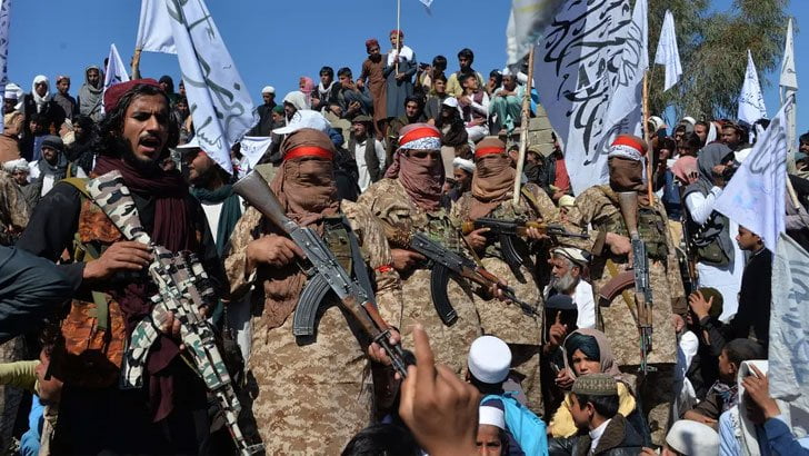 আফগানিস্তানে ১৩০ তালেবান যোদ্ধার ৮৫টি একে-৪৭ জমা দিয়ে আত্মসমর্পণ - West Bengal News 24