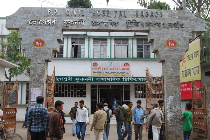 করোনা আক্রান্ত শ্বশুরকে পিঠে নিয়ে চিকিত্‍সা করাতে গেলেন বৌমা - West Bengal News 24