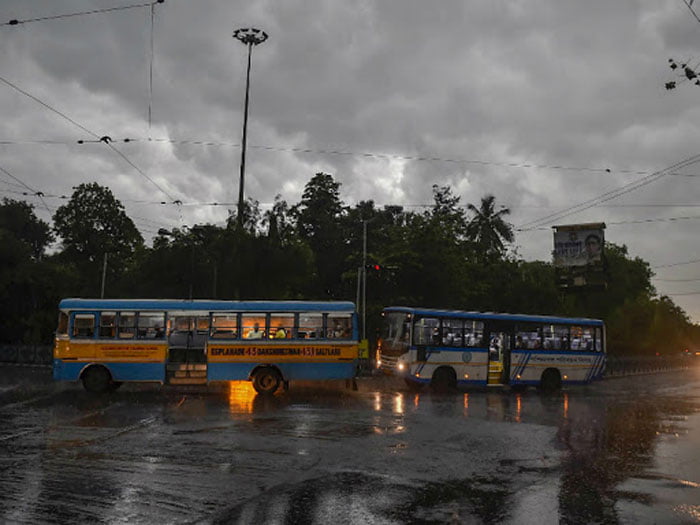 কিছুক্ষণের মধ্যেই কলকাতাসহ রাজ্যের চার জেলায় বজ্রবিদ্যুৎ-সহ বৃষ্টির পূর্বাভাস - West Bengal News 24 কিছুক্ষণের মধ্যেই কলকাতাসহ রাজ্যের চার জেলায় বজ্রবিদ্যুৎ-সহ বৃষ্টির পূর্বাভাস - West Bengal News 24