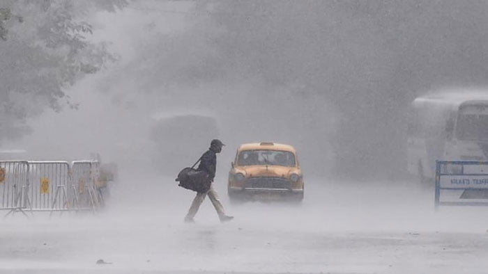 কিছুক্ষণের মধ্যেই কলকাতাসহ রাজ্যের জেলায় জেলায় প্রবল বেগে ধেয়ে আসছে বজ্রবিদ্যুৎ-সহ বৃষ্টি - West Bengal News 24