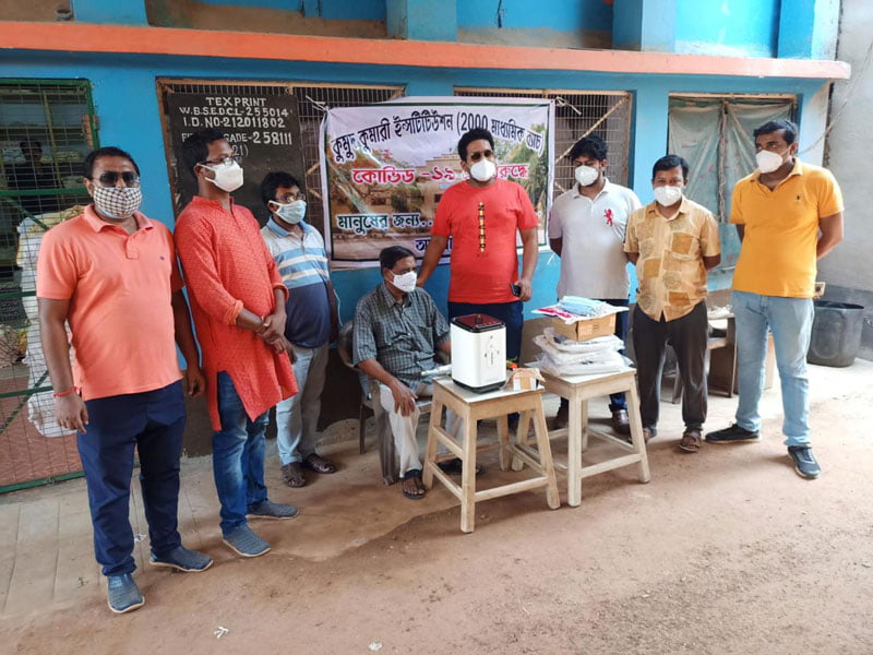 ঝাড়গ্রামের ব্যবসায়ী রতন চ্যাটার্জি করোনা যোদ্ধাদের দিলেন অক্সিজেন কনসেনট্রেটর - West Bengal News 24