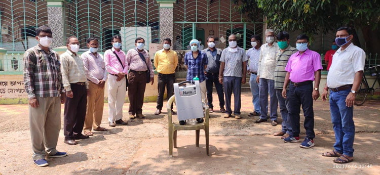 গ্রামীণ হাসপাতালে স্কুলের উদ্যোগে অক্সিজেন কনসেনট্রেটর - West Bengal News 24