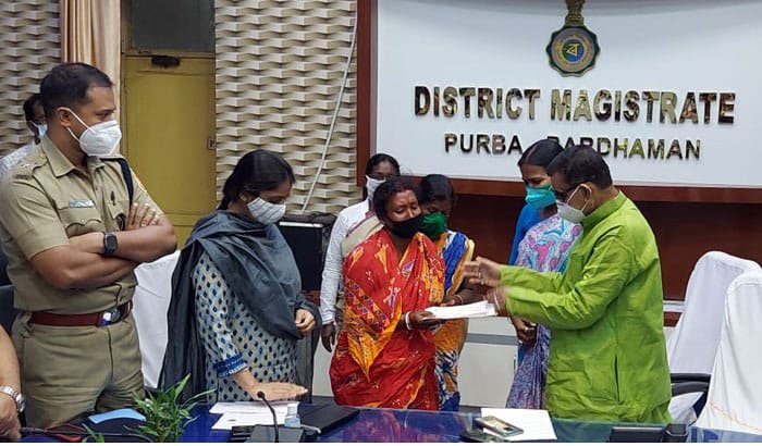 জামালপুরে বজ্রাঘাতে মৃতদের পরিবারকে ২ লক্ষ টাকা করে আর্থিক অনুদান - West Bengal News 24