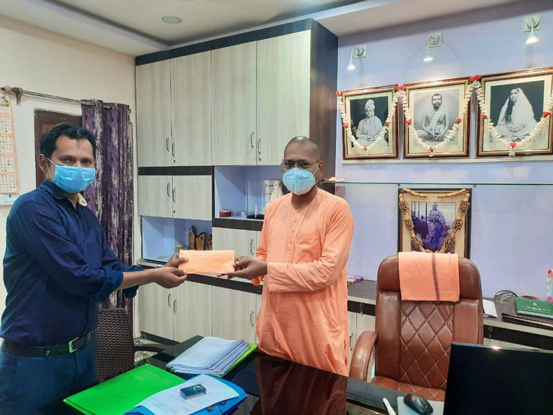 রামকৃষ্ণ মিশনের পাশে একলব্য স্কুলের শিক্ষক-শিক্ষাকর্মীরা - West Bengal News 24