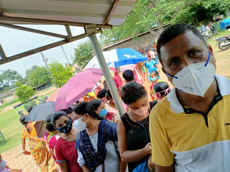 সরকারি আবাসনের পরিচারিকা, সাফাই কর্মীদের করোনার প্রতিষেধক - West Bengal News 24