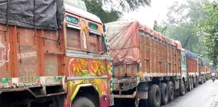 দুর্গাপুরে ৪৩টি পাথর বোঝাই ট্রাক আটক করল পুলিশ - West Bengal News 24