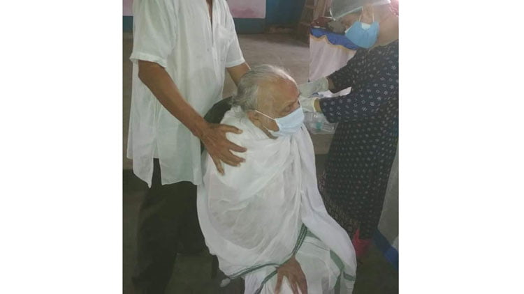 টোটোয় চেপে প্রতিষেধক দান কেন্দ্রে ৯৫ বছরের প্রমীলা বেজ - West Bengal News 24 টোটোয় চেপে প্রতিষেধক দান কেন্দ্রে ৯৫ বছরের প্রমীলা বেজ - West Bengal News 24