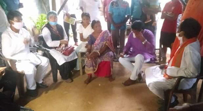 ভোট পরবর্তী সন্ত্রাসে নিহত বিজেপি নেতার বাড়িতে জাতীয় তফসিলি উপজাতি কমিশনের দল - West Bengal News 24