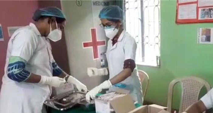 ভ্যাকসিনের আতঙ্ক কাটাতে কাদা রোডে মেয়র, মহকুমাশাসক - West Bengal News 24