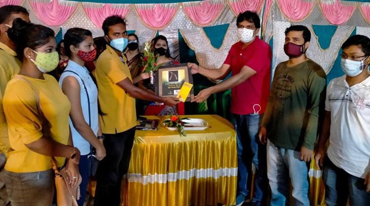 করোনা যোদ্ধাদের সংবর্ধনা দিলেন করোনা জয়ী দম্পতি - West Bengal News 24