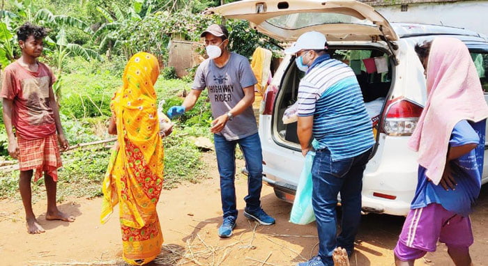 jhargram news bangla : অভাবী ৫০ পরিবারের পাশে তরুণ ক্রিকেটার - West Bengal News 24