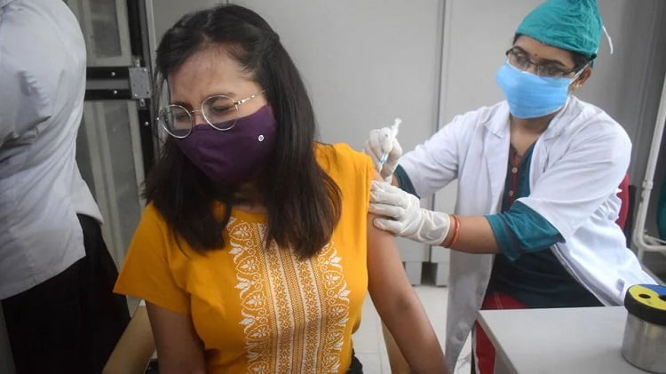 covid vaccination in west bengal : টিকাকরণে দিল্লি-মুম্বইয়ের থেকে পিছিয়ে পশ্চিমবঙ্গ - West Bengal News 24