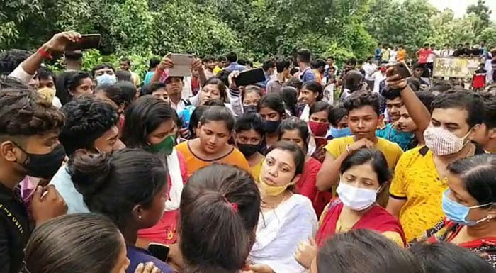 উচ্চ মাধ্যমিকের রেজাল্ট নিয়ে বিক্ষোভ! SDO ও BDO দের পরিস্থিতি খতিয়ে দেখার নির্দেশ - West Bengal News 24