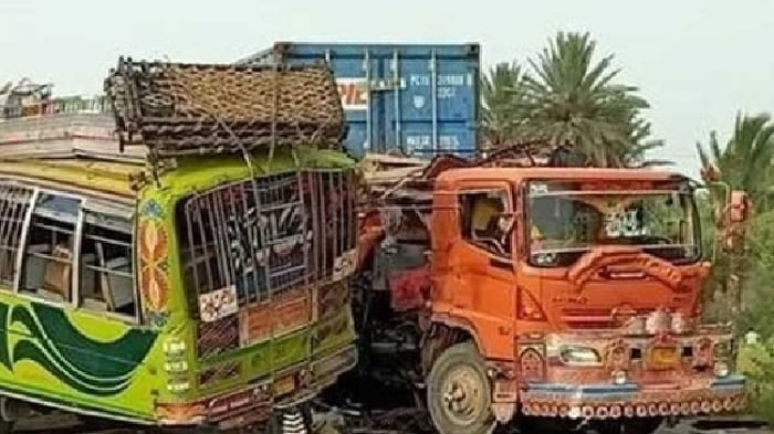পাকিস্তানে যাত্রীবাহী বাস ট্রাক সংঘর্ষে নিহত অন্তত ৩০, আহত ৪০ - West Bengal News 24