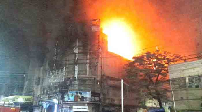 জয়া সিনেমা হলের অগ্নিকাণ্ডে এক মহিলা সহ অগ্নিদগ্ধ ২, তদন্তে ফরেনসিক দল - West Bengal News 24