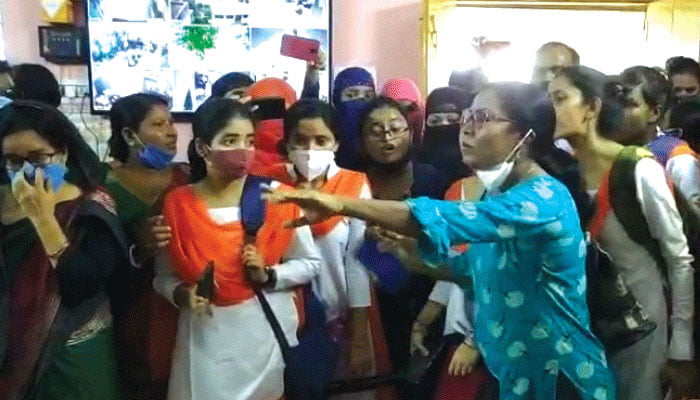 কম নম্বর দেওয়া হয়েছে একাদশে, উচ্চ মাধ্যমিকের ফল হাতে পেয়েই স্কুলে তুলকালাম অভিভাবকদের - West Bengal News 24 কম নম্বর দেওয়া হয়েছে একাদশে, উচ্চ মাধ্যমিকের ফল হাতে পেয়েই স্কুলে তুলকালাম অভিভাবকদের - West Bengal News 24