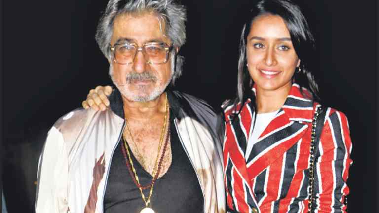 ‘ক্রাইম মাস্টার গোগো’ শক্তি কাপুর কেড়ে নিচ্ছে সব, এমনকি তার মেয়ের নেইল পলিশও - West Bengal News 24