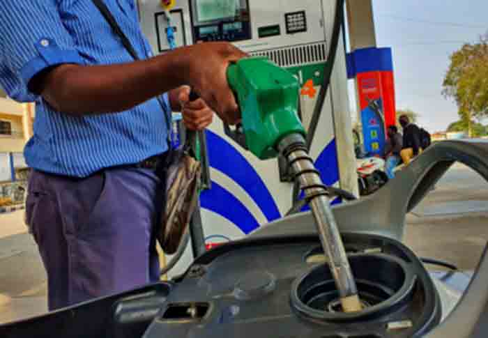 Petrol Diesel Price : কলকাতায় সেঞ্চুরির দোরগড়ায় পেট্রোলের দাম, ১০০ টাকা পেরিয়ে কোন জেলায় কত দাম - West Bengal News 24