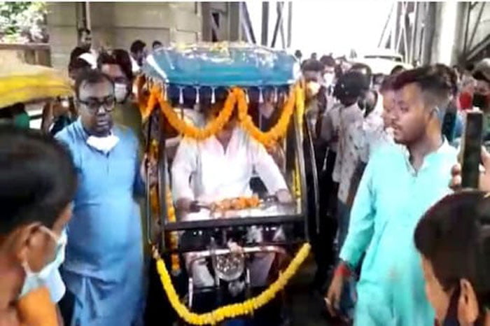 শহিদ দিবসে টোটো চালিয়ে পেট্রোল-ডিজেলের মূল্যবৃদ্ধির প্রতিবাদ জানালেন মদন মিত্র - West Bengal News 24 শহিদ দিবসে টোটো চালিয়ে পেট্রোল-ডিজেলের মূল্যবৃদ্ধির প্রতিবাদ জানালেন মদন মিত্র - West Bengal News 24