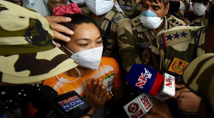 Chanu Saikhom Mirabai : দেশে ফিরলেন মীরাবাই চানু, টোকিও-তে দুর্দান্ত সাফল্যের পুরস্কার, পেলেন পুলিশের বড় পদ - West Bengal News 24