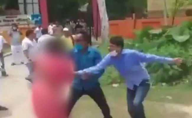 পঞ্চায়েত ভোটে মনোনয়ন পেশ করা নিয়ে বিবাদ, প্রকাশ্য রাস্তায় মহিলার শাড়ি ধরে টান - West Bengal News 24