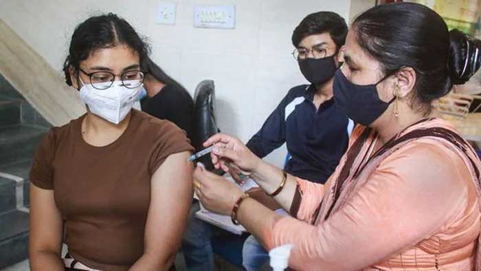 দিল্লিতে টিকার ব্যাপক ঘাটতি, বন্ধ সরকারি টিকাকেন্দ্র - West Bengal News 24 দিল্লিতে টিকার ব্যাপক ঘাটতি, বন্ধ সরকারি টিকাকেন্দ্র - West Bengal News 24