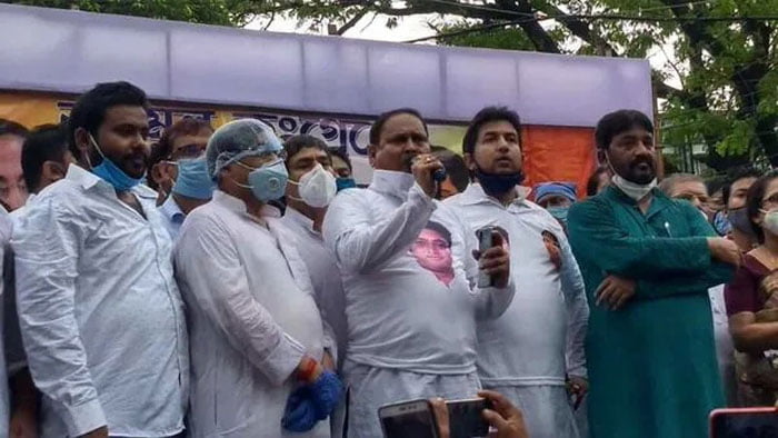সাবধান পাঙ্গা নিলে হাড়গোড় ভেঙে দেব! মুর্শিদাবাদে তৃণমূলের এক বিধায়ককে হুমকি আরেক বিধায়কের - West Bengal News 24 সাবধান পাঙ্গা নিলে হাড়গোড় ভেঙে দেব! মুর্শিদাবাদে তৃণমূলের এক বিধায়ককে হুমকি আরেক বিধায়কের - West Bengal News 24