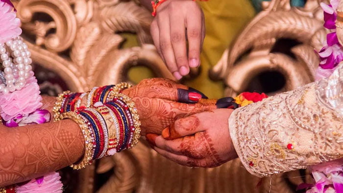 বিয়ের অনুষ্ঠান চলাকালিন ছেলেকে জুতো পেটা করলেন মা! - West Bengal News 24