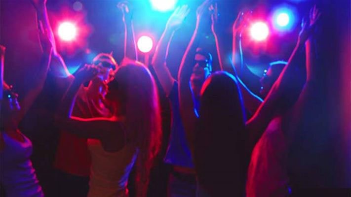 করোনা বিধি ভেঙে পার্কস্ট্রিটের নাইট ক্লাবে চলছে উদ্দাম নাচ, গ্রেপ্তার ৩৭ - West Bengal News 24 করোনা বিধি ভেঙে পার্কস্ট্রিটের নাইট ক্লাবে চলছে উদ্দাম নাচ, গ্রেপ্তার ৩৭ - West Bengal News 24