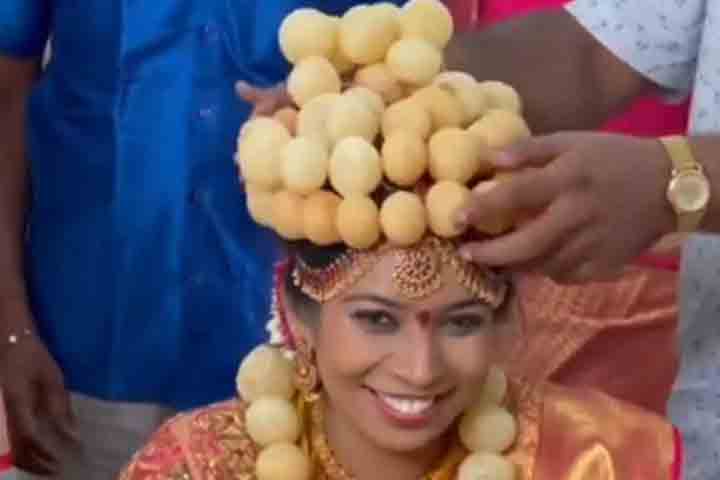 ফুচকা প্রেম, বিয়ের গহনা থেকে মুকুট সবই ফুচকার তৈরি! - West Bengal News 24 ফুচকা প্রেম, বিয়ের গহনা থেকে মুকুট সবই ফুচকার তৈরি! - West Bengal News 24