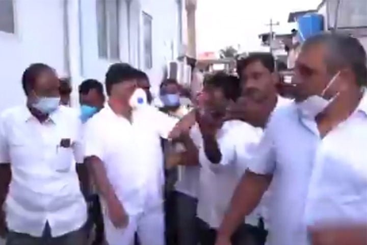 কাঁধে হাত দেয়ায় দলীয় কর্মীকে থাপড়ালেন নেতা (ভিডিও) - West Bengal News 24