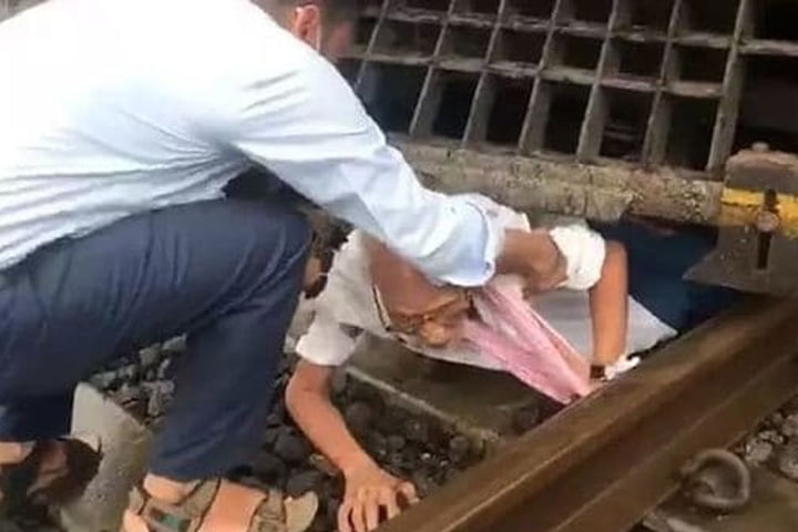 একটুর জন্য ট্রেনে কাটা পড়ার হাত থেকে রক্ষা পেলেন বৃদ্ধ (ভিডিও) - West Bengal News 24